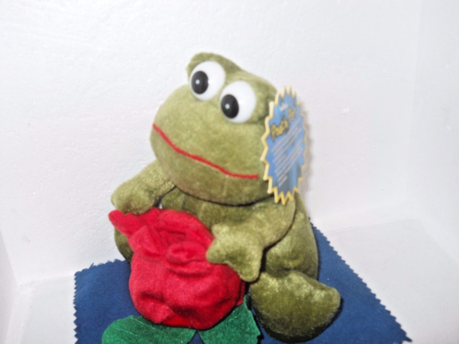 Green Frog Pouch Pet  attach to car or home window NEW