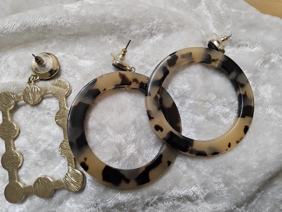 Paquete de aretes tipo argolla SugarFix negros druzy colgantes perforados lucite tortuga  Foto 3 de 4