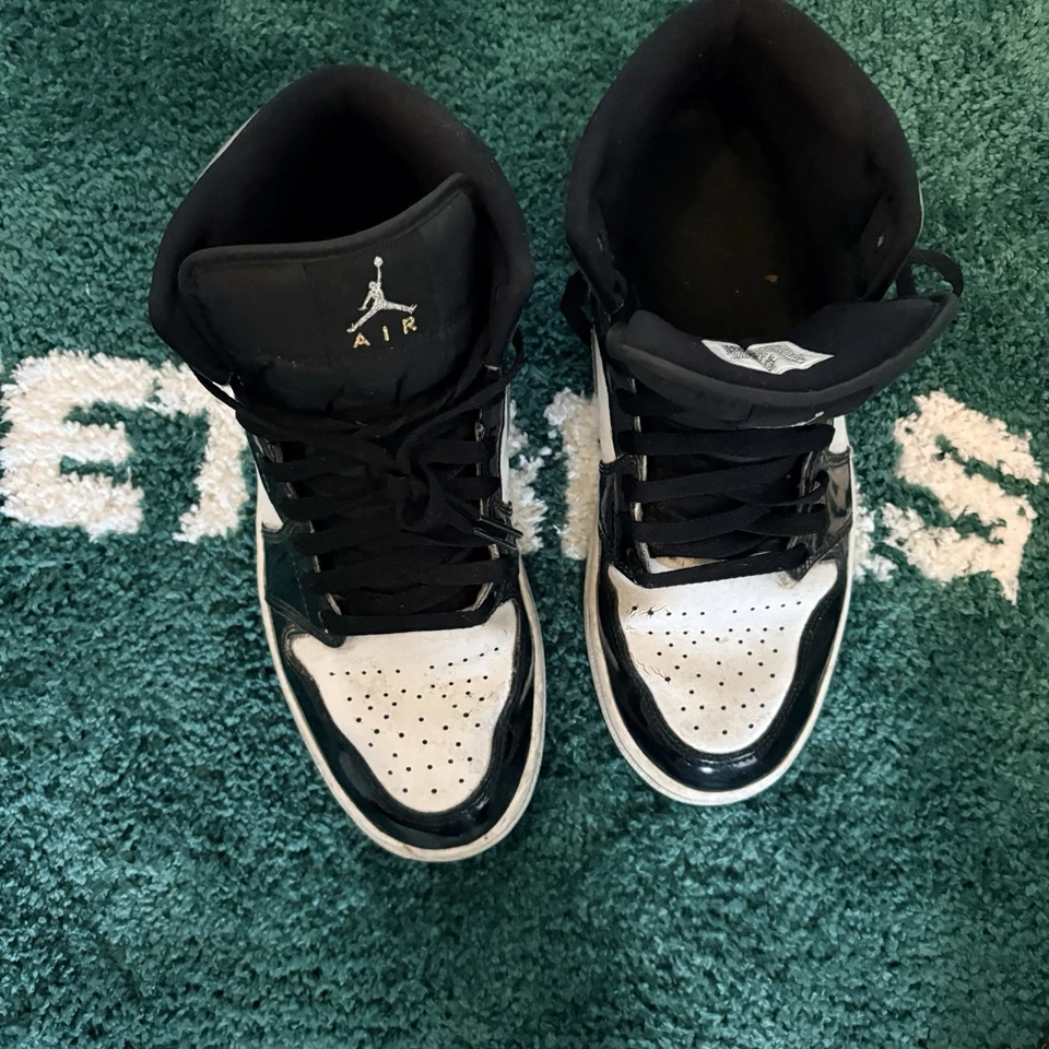 Nike Jordan 1 Mid SE Patente Negro Dorado Talla 9.5 852542-007 Usado/Usado Foto 2 de 4