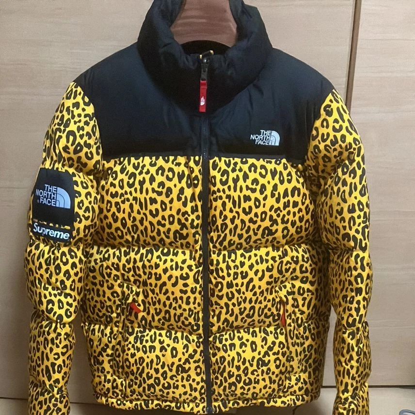 Doudoune Supreme The North Face Nuptse jaune léopard
