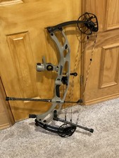 New Custom HOYT Compound Bow RX10 Ultra LD (RH)…… *****See Description*****