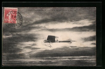 Postcard L'Aeroplane Antoinette IV, pilot M. Hubert Latham, en plein vol 
