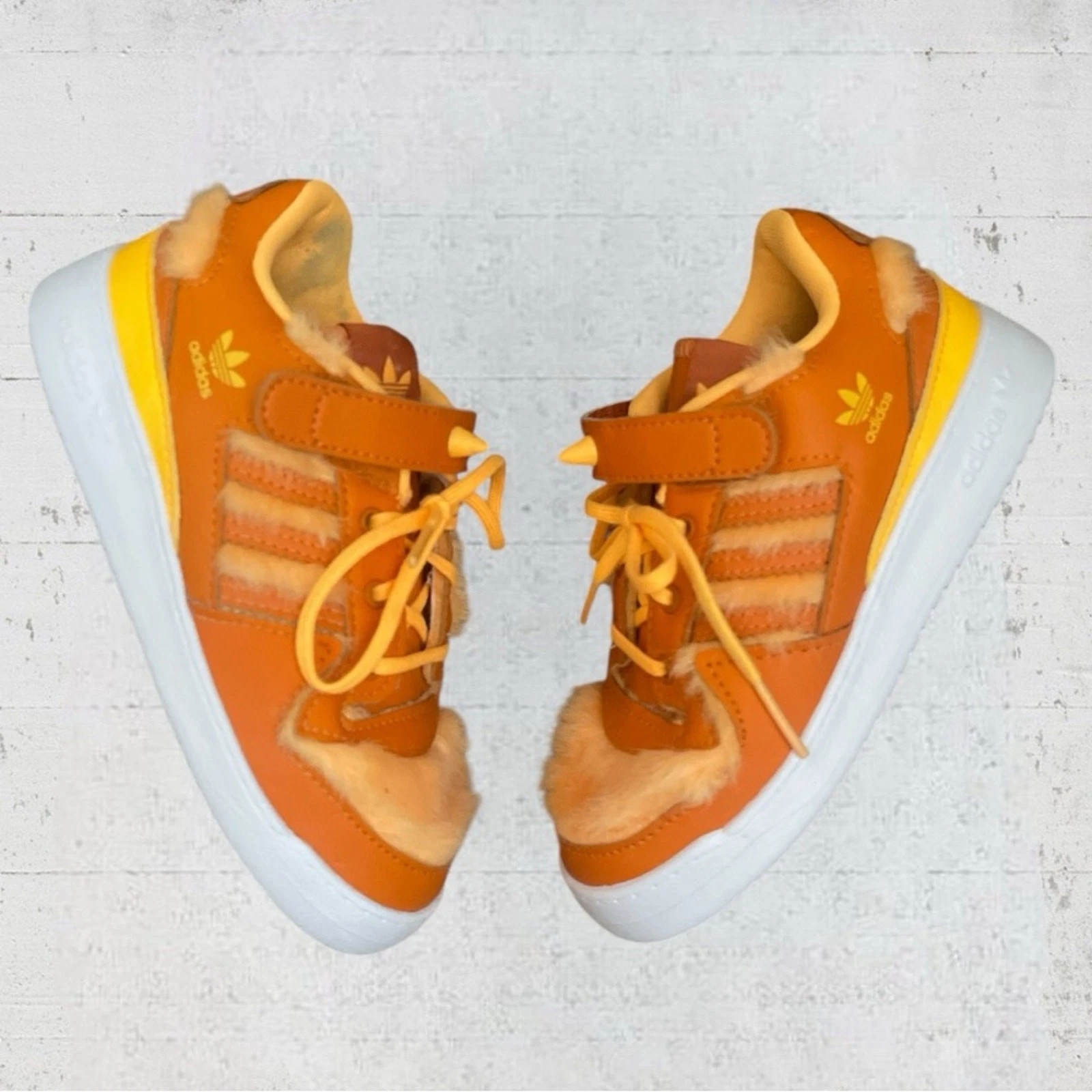 Scarpe Adidas Monsters Inc. x Forum basse bambino George Sanderson taglia 10K