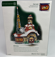 Department 56 North Pole Village Serie "Radio Fría" #56761 Edificio de Navidad