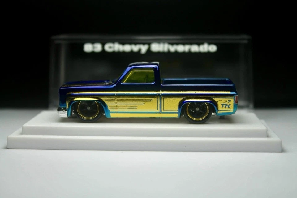 Hot Wheels '83 Silverado Blue Spectraflame personalizzato con vetrina a... - Immagine 3 di 4