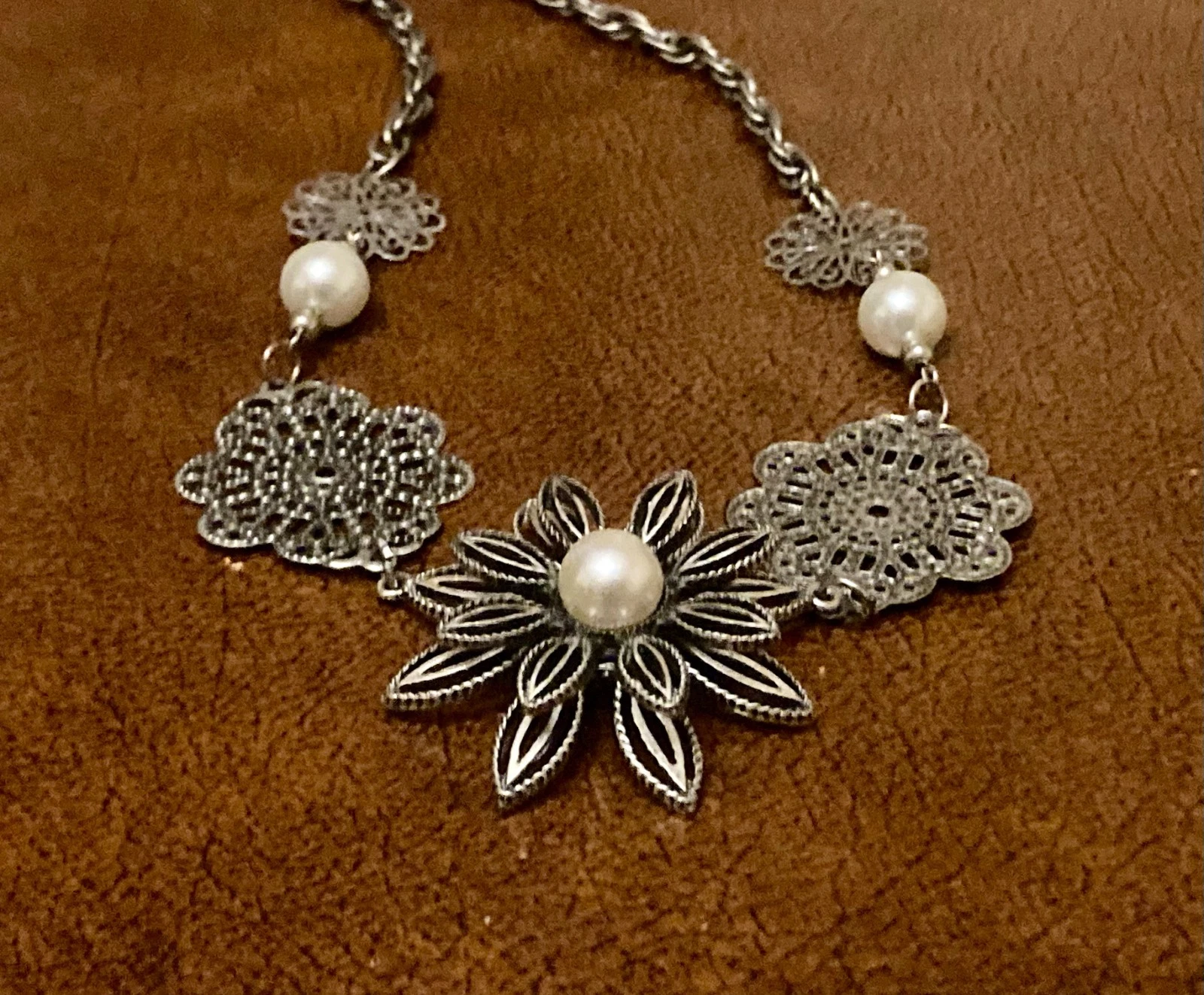 VETEMENTS Collana catena fiori margherita tono argento vintage finta perla goccia 14"