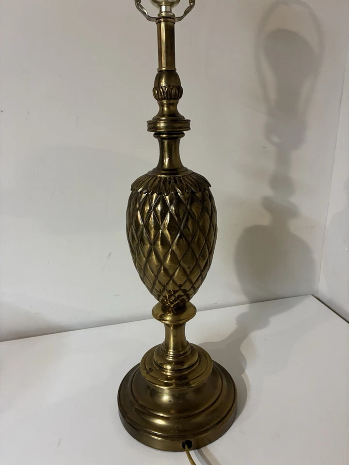 "Lámpara de mesa vintage Hollywood Regency de latón piña rígida MCM 24"" años 60" Foto 4 de 4