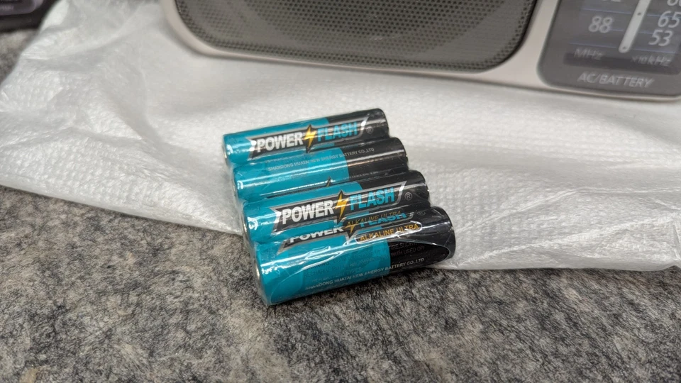 Portable AM / FM Radio Battery Operated Analog Radio AC Powered Silver RF-240 - Image 4 of 4