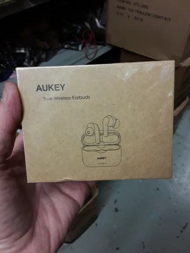 سماعات الأذن اللاسلكية الحقيقية من Aukey EP-T28 ، وسماعات الرأس اللاسلكية مع علبة الشحن