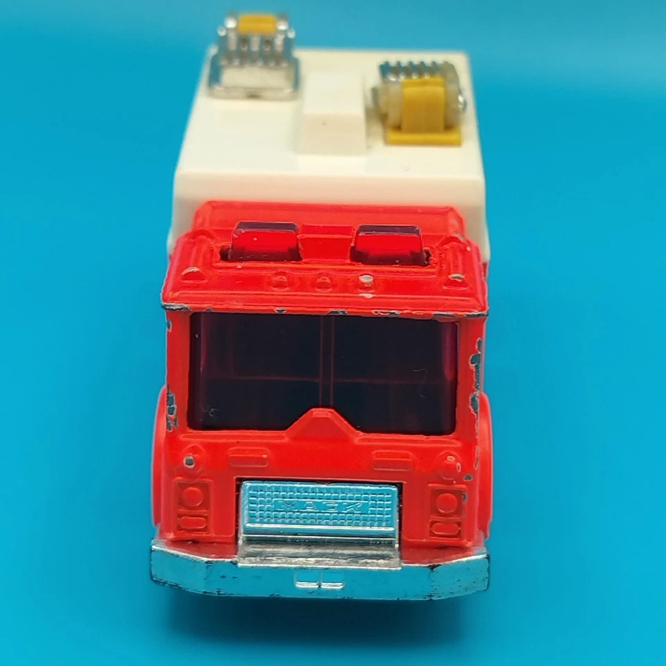 Matchbox Mack Auxiliary Power Fire Truck Floodlight Rescue Vintage Diecast Red - Image 4 of 4