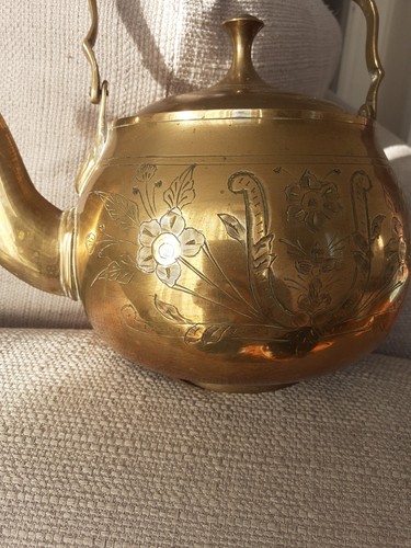 Tetera de latón vintage hecha en la India adornada grabada floral pesada hermosa - Imagen 5 de 15