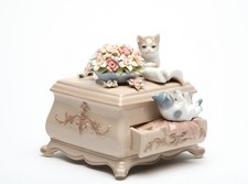 PORCELAIN KITTENS,CAT ON A DRESSER ,FLOWERS"YOU'VE GOT A FRIEND" MUSIC BOX-NIS