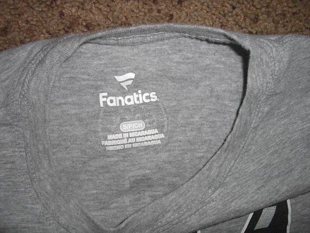 San Antonio Spurs VICTOR WEMBANYAMA Fanáticos Camisa Gris Hombre Pequeña Foto 3 de 3