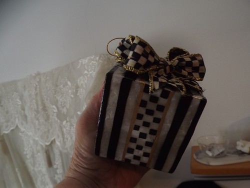NEW MacKenzie Child's PACKAGE CAPIZ ornament SQ GIFT courtly checks NWOT - Picture 7 of 9