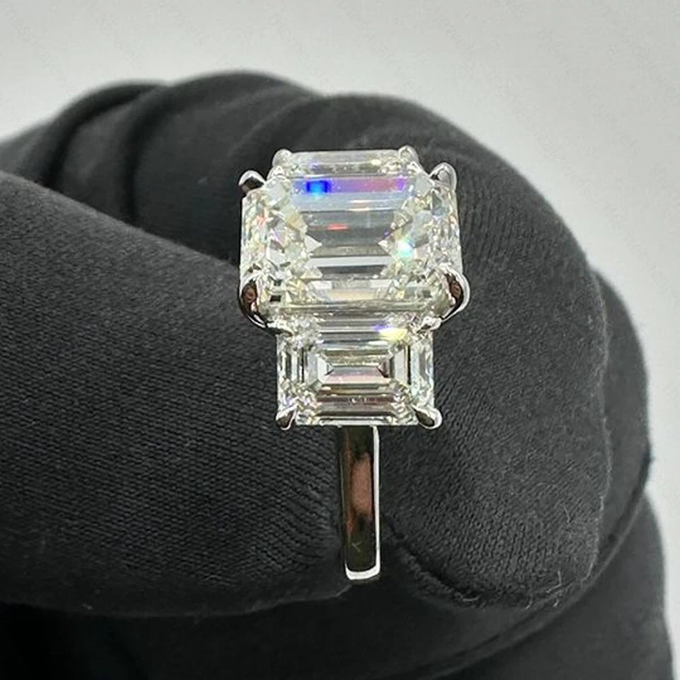 Anillo de compromiso de tres piedras de moissanita talla esmeralda de 7,49 quilates enchapado en oro blanco de 14 quilates Foto 3 de 4