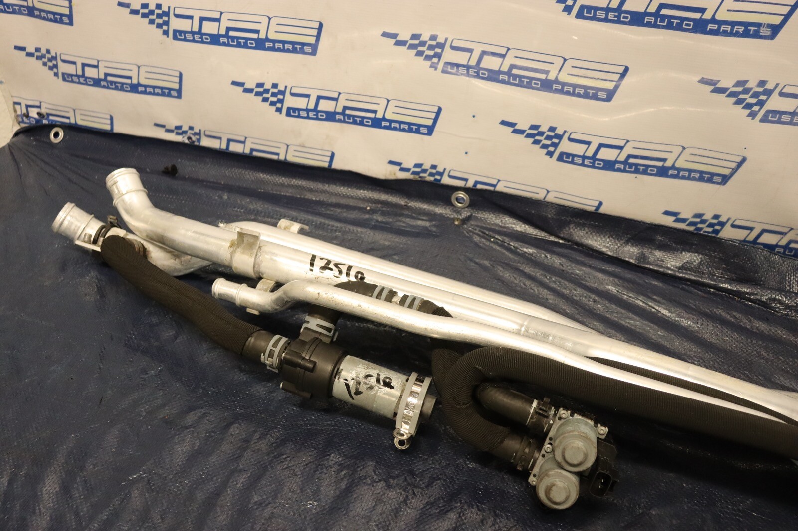 2012 AUDI R8 5.2 QUATTRO SPYDER V10 OEM CENTER ENGINE COOLANT WATER HOSE #1256