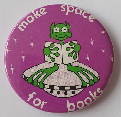 Button Anstecker: Platz schaffen für Bücher