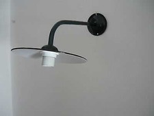 Lampada semplice dritta da parete esterno in ferro battuto con piatto bianco