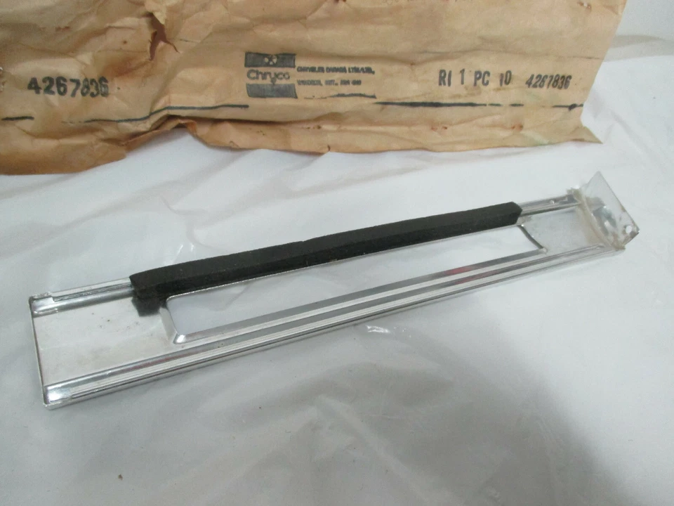 Mopar NOS 82 Dodge 400 Chry LeBaron 2-4DR RH FRT FNDR MLDG с RedVINInsrt 4267836 - Изображение 4 из 4