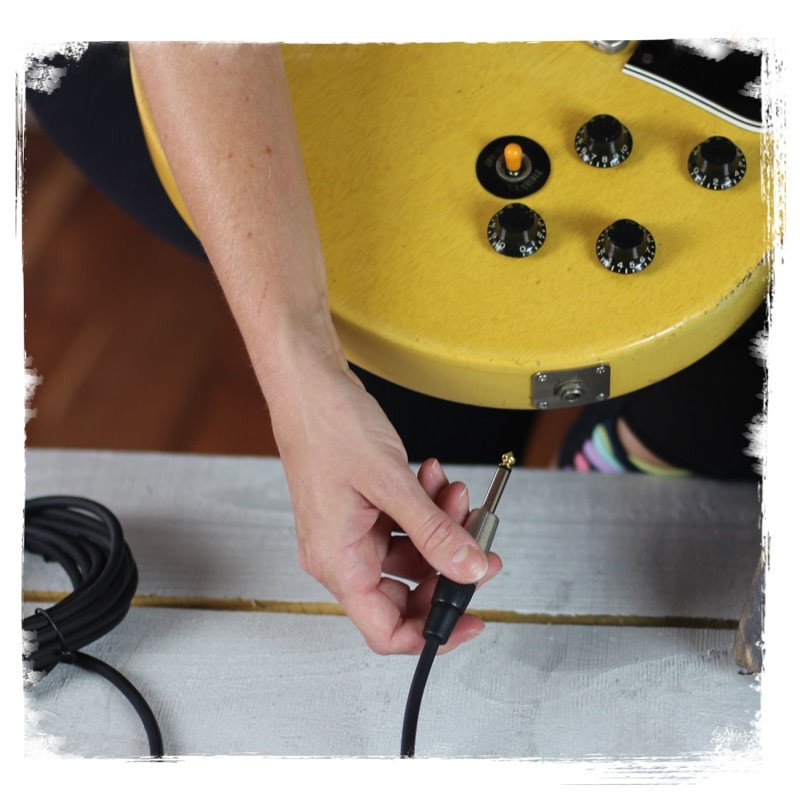 BLACK MOUNTAIN Tagua Guitar Picks 4 Pack & 6X FAT TOAD 20FT Instrument Cables