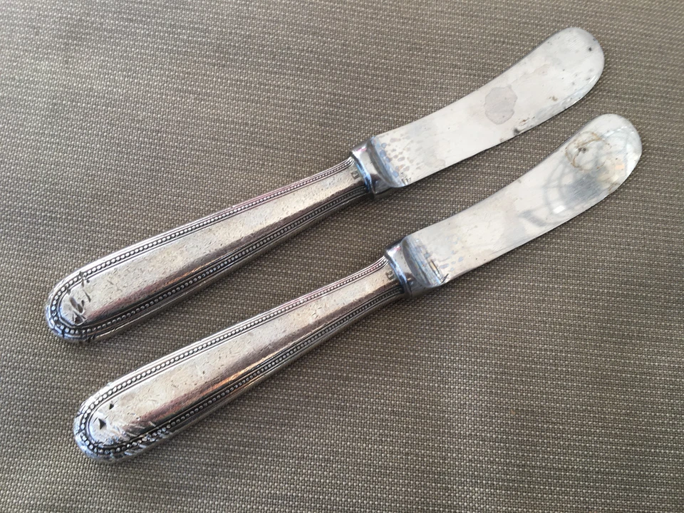 DESCARTE 2 Espalhadores de Manteiga Faca Christofle Perles Placa de Prata XX Frisado COMO ESTÁ - Imagem 3 de 4