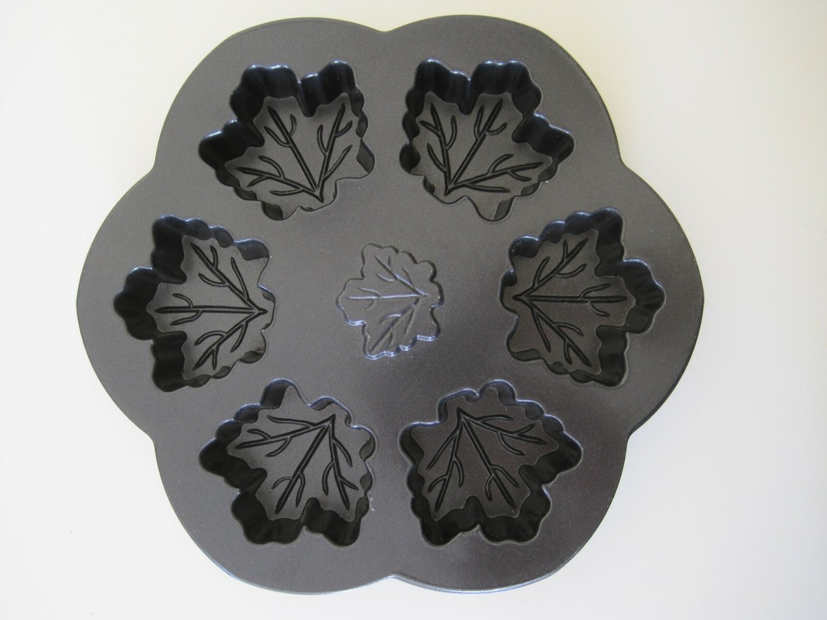 EUC Fall Thanksgiving NORDIC WARE Maple Leaf Cornbread Muffin Cupcake Pan