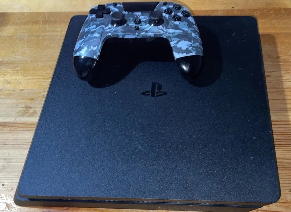 Sony PlayStation 4 Slim, photo 1 of 5