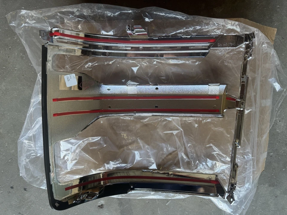 2016-2019 CHEVROLET SILVERADO 1500 RIGHT SIDE HEADLAMP BEZEL NEW OEM 84548104 - Image 4 of 4