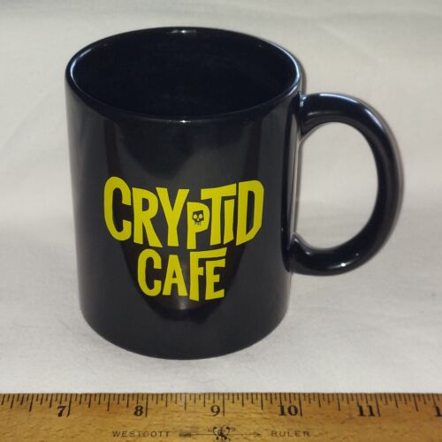 Juego de mesa Cryptid Café en taza de restaurante propiedad de Sasquatch negro amarillo