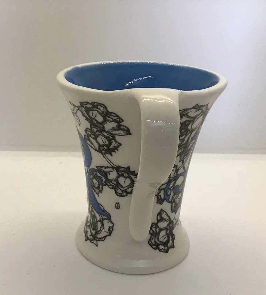 Hermosa taza de café floral azul con monograma R Foto 4 de 4