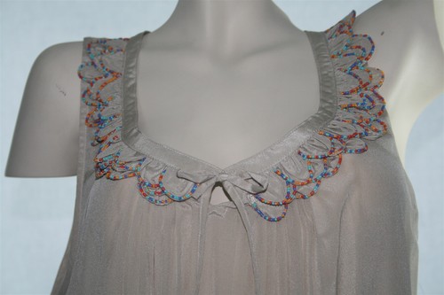 Beige Sleeveless Blouse Ribbed Bottom, Eye Hole, Tie & Beaded Neck Size 12 - Picture 2 of 5