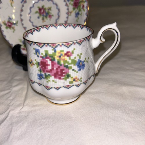 Royal Albert "Petit Point" Bone China Demitasse e piattino - Foto 2 di 6