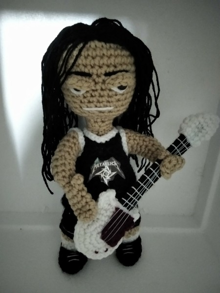 Robert Trujillo figura del bajista de metallica amigurumi 28 cm