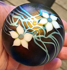1975 LUNDBERG STUDIOS Floral FLOWERS Art Glass Paperweight Iridescent 3" Wide