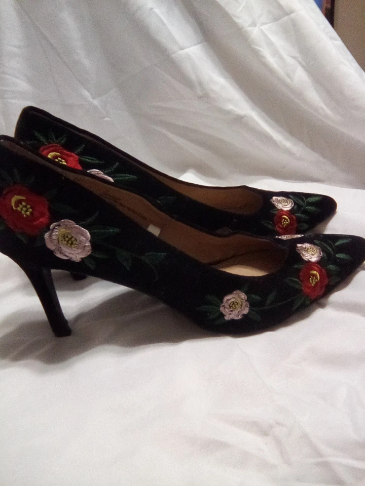 "Tacones bordados florales de gamuza negros para mujer 4"" talla 10 usados" Foto 4 de 4