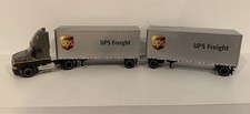 Semirremolque diecast UPS Freight con remolques dobles de 28'