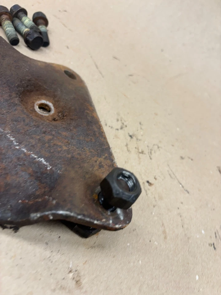 83 84 86 1993 Dodge D100 D150 W150 W350 1981 dirección asistida caja soporte de montaje Foto 2 de 4