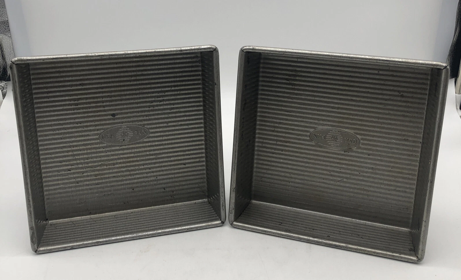 Set of 2-SQUARE USA PAN ALUMINUM BAKEWARE BAKING ROASTING VINTAGE 8” x 8” x 2“
Opens in a new window
