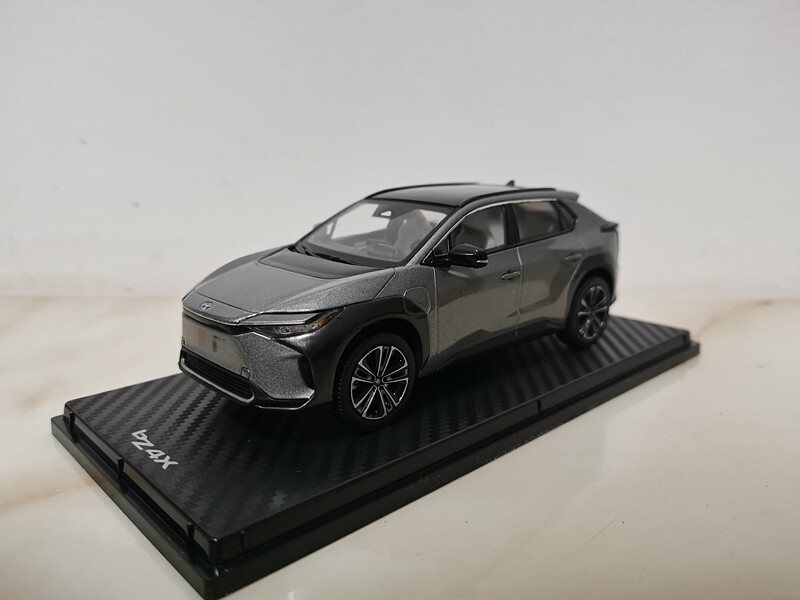 トヨタ bZ4X ミニカー 1/18 グレー 楽天市場】TOYOTA特注 1/18 トヨタ bZ4X (プレシャスメタル