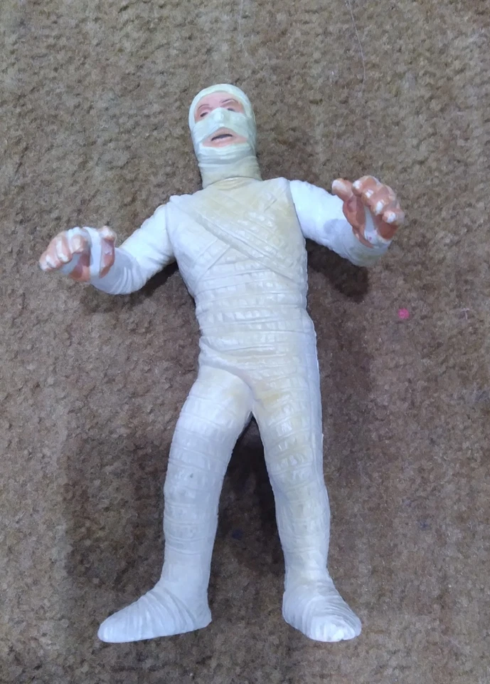 VINTAGE 1986 MUMMY WOLFMAN 8” PLASTIC FIGURES - Image 2 of 4