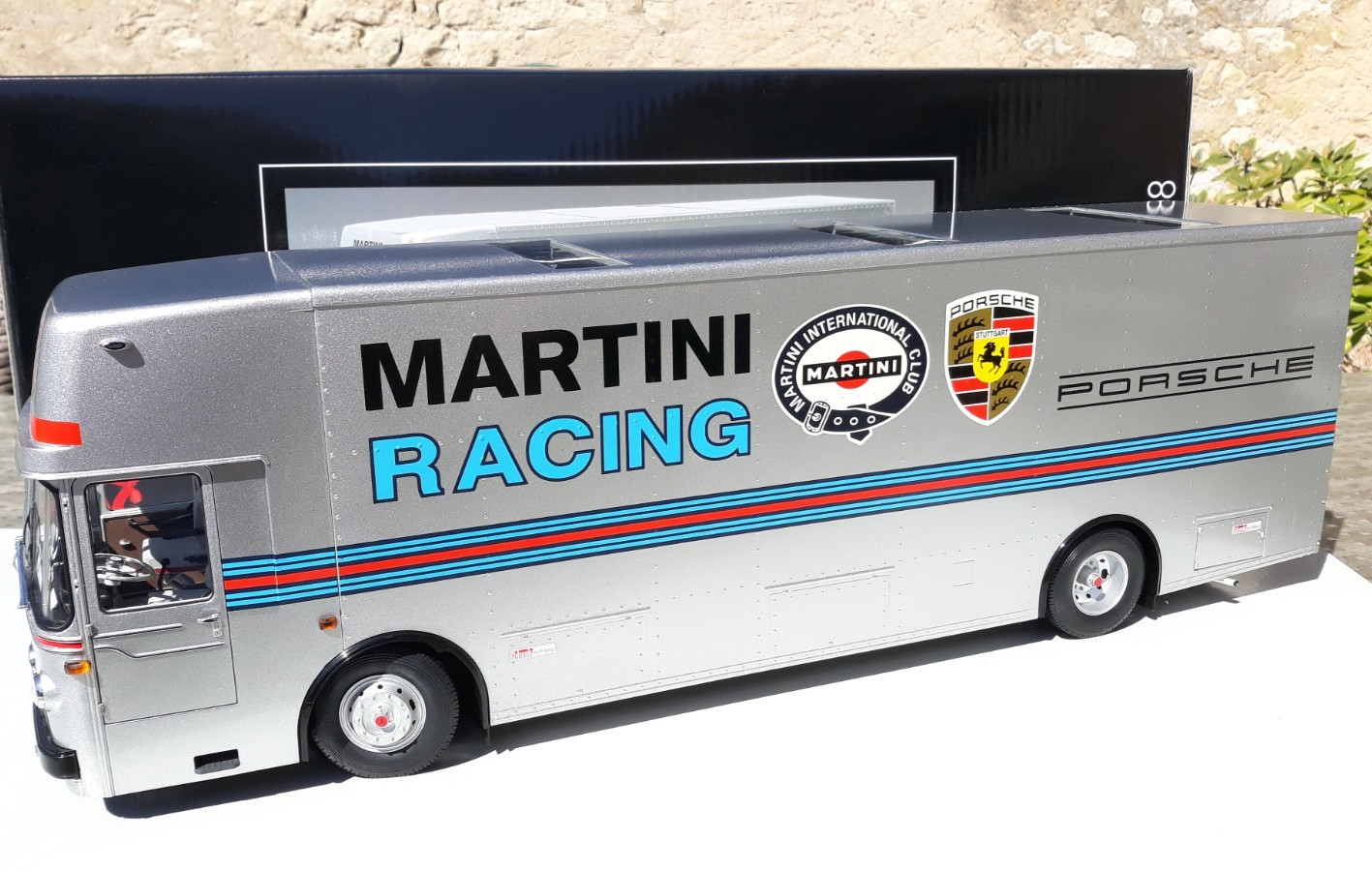 Transporter Porsche Mercedes Benz O317 Schuco 1/18, une réplique d'exception Martini Racing