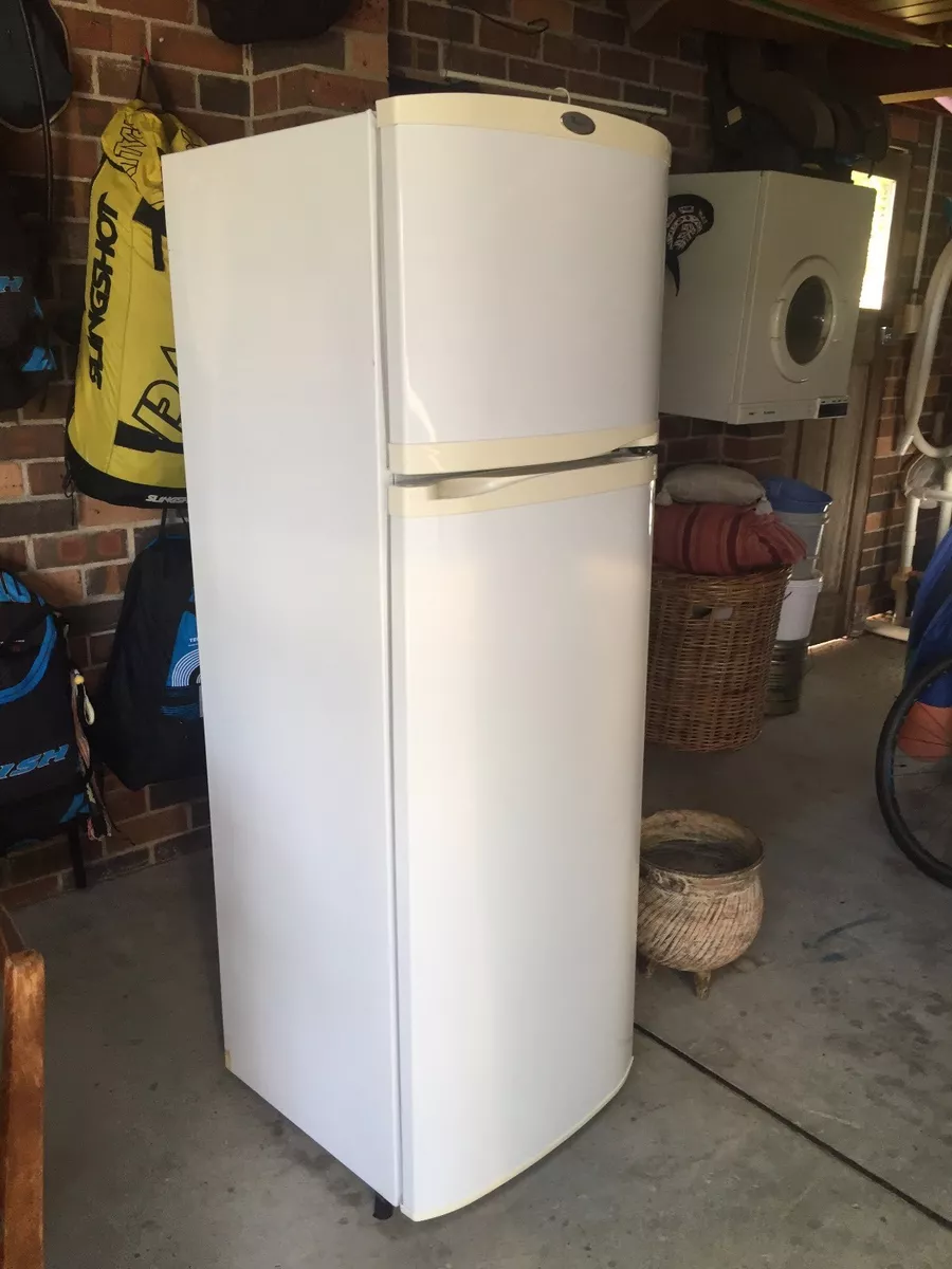 Whirlpool fridge freezer white in excellent condition W550 x D655 x H1690
