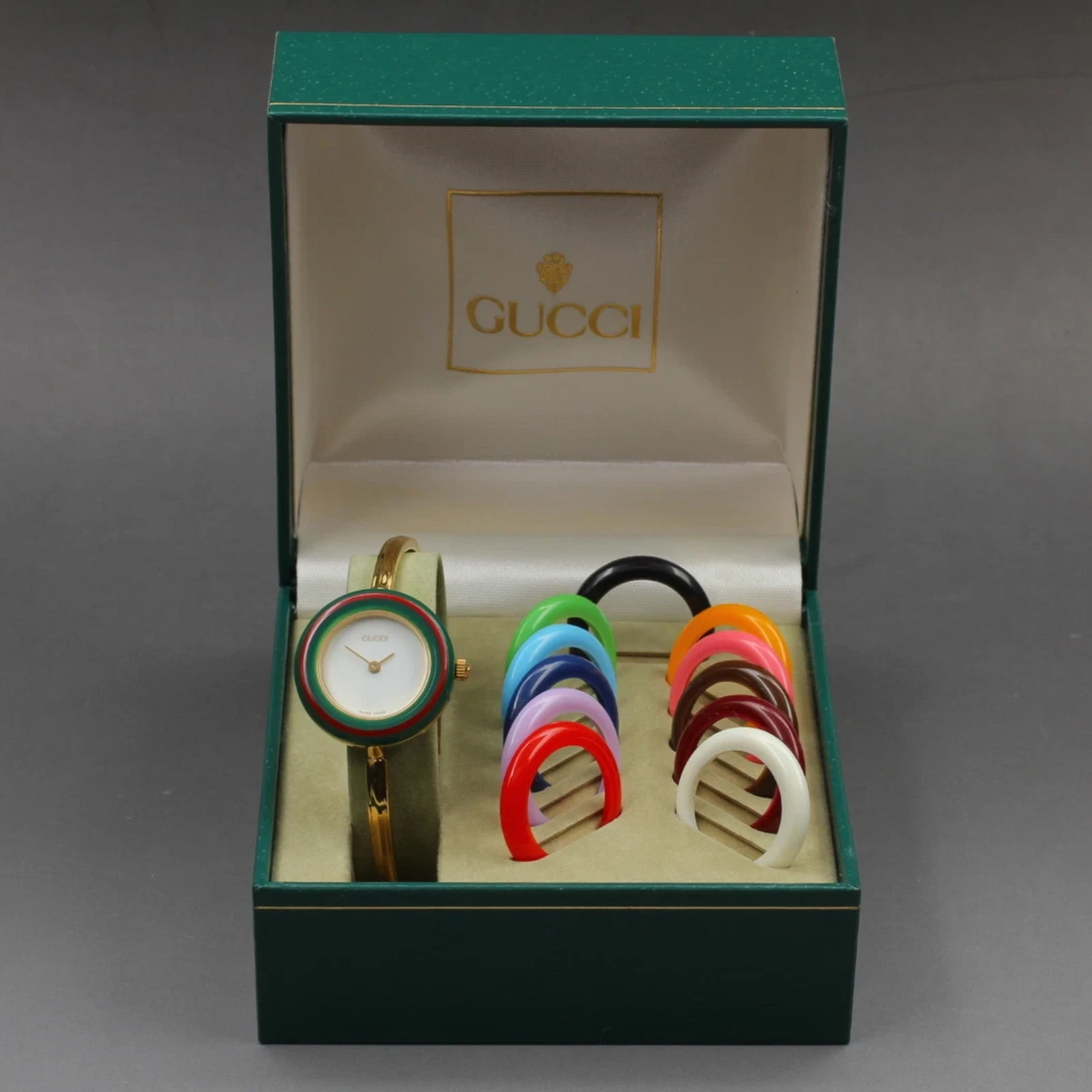 Montre à quartz femme neuve Batt[N comme neuve] Gucci lunette à changement 11/12,2 12 couleurs JAPON