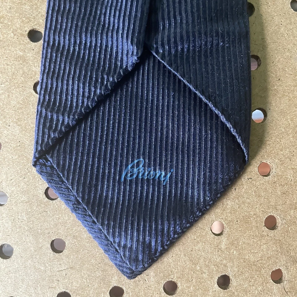 Corbata de seda moderna Brioni cadena dorada Italia rayas verticales azul marino para hombre Foto 4 de 4