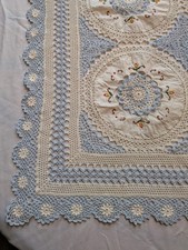 ANTICA TOVAGLIA RICAMATA ALL'UNCINETTO E MEDAGLIONE 33" x 34 blu panna