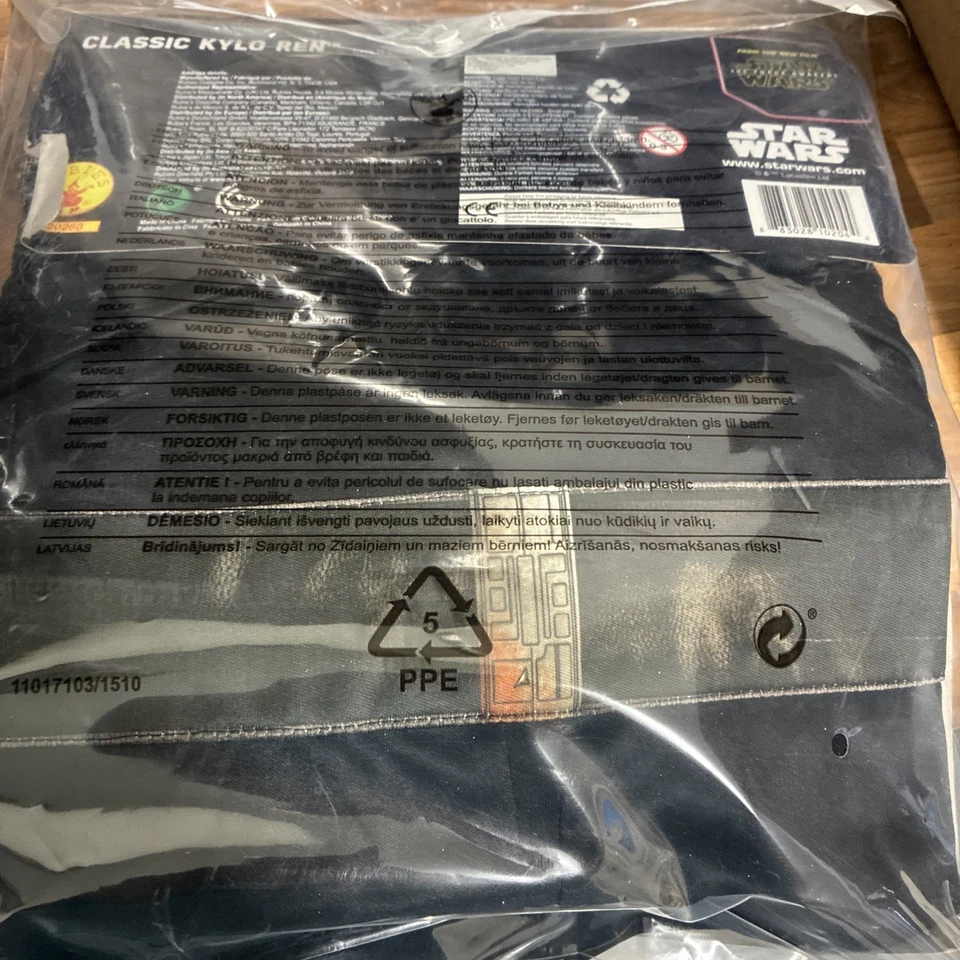 Star Wars Kylo Ren The Force Awakens Costume Childrens Fancy Dress Age 5-6 NEW - Image 4 of 4