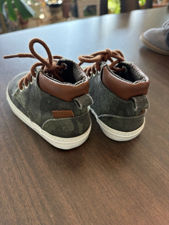 Antiguo paquete de zapatillas altas azul marino y libro Chukka (2 pares) - niño pequeño talla 5 Foto 2 de 4