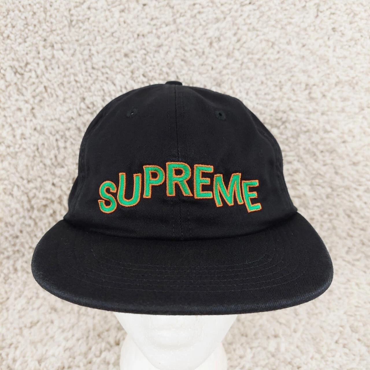 Chapeau casquette Supreme Stepped Arc 6 panneaux noir bretelles brodé streetwear