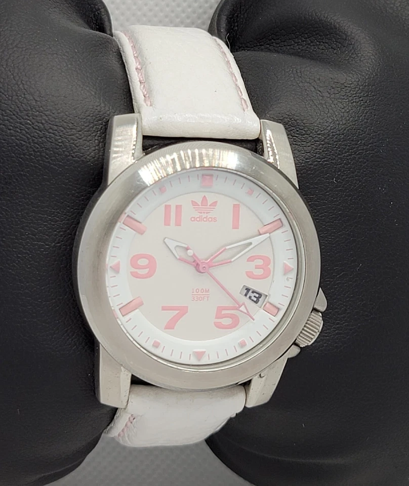 Reloj con correa de cuero blanco números rosas tono plata Adidas ADH1285 I3 para dama Foto 3 de 4