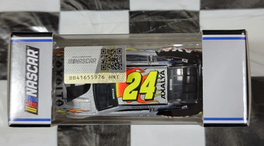 William Byron #24 Axalta THROWBACK 2025 Chevrolet In Scala 1:64 C242565AXTWB - Immagine 3 di 4